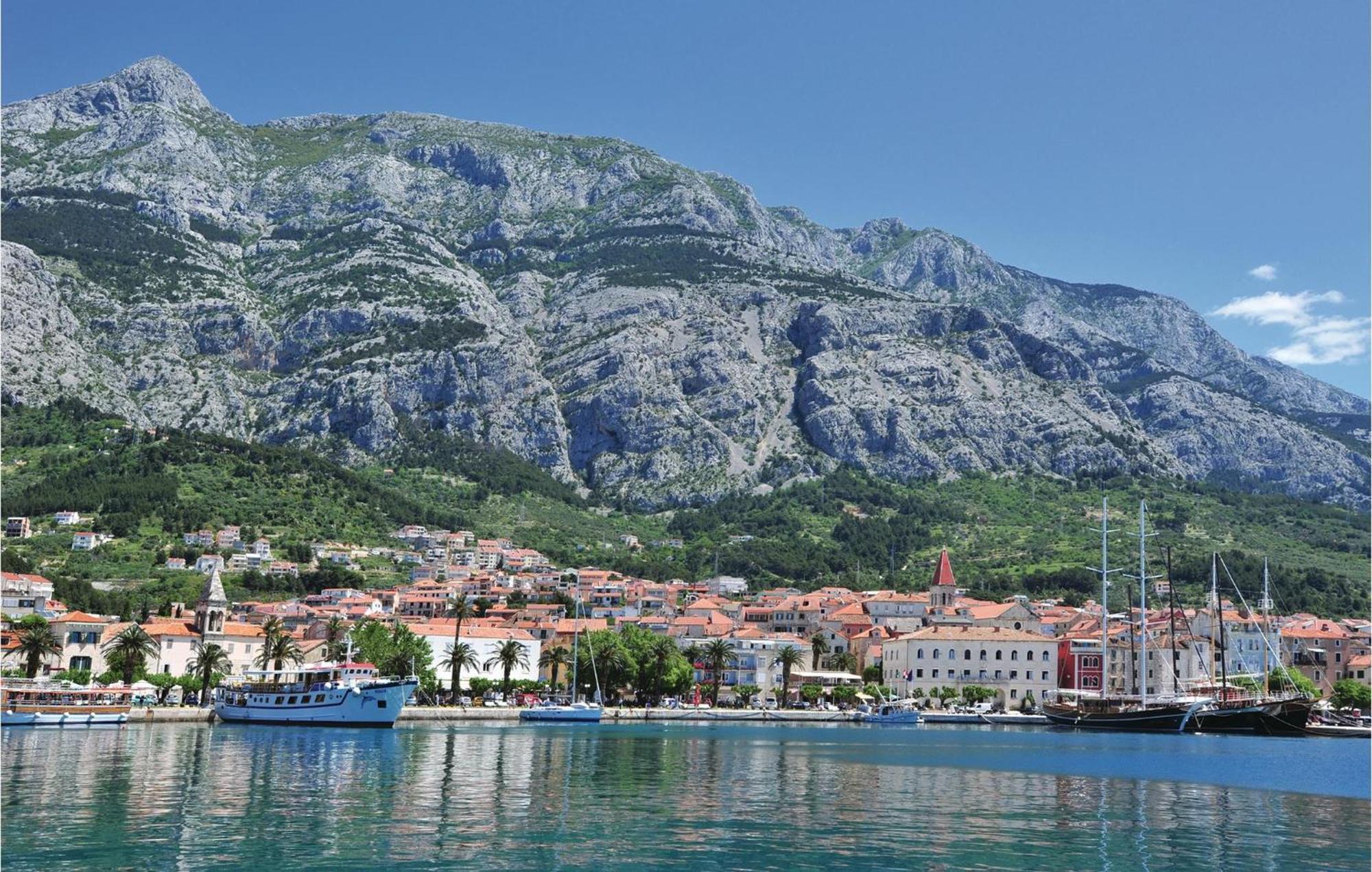 Stunning Apartment In Makarska Exterior photo